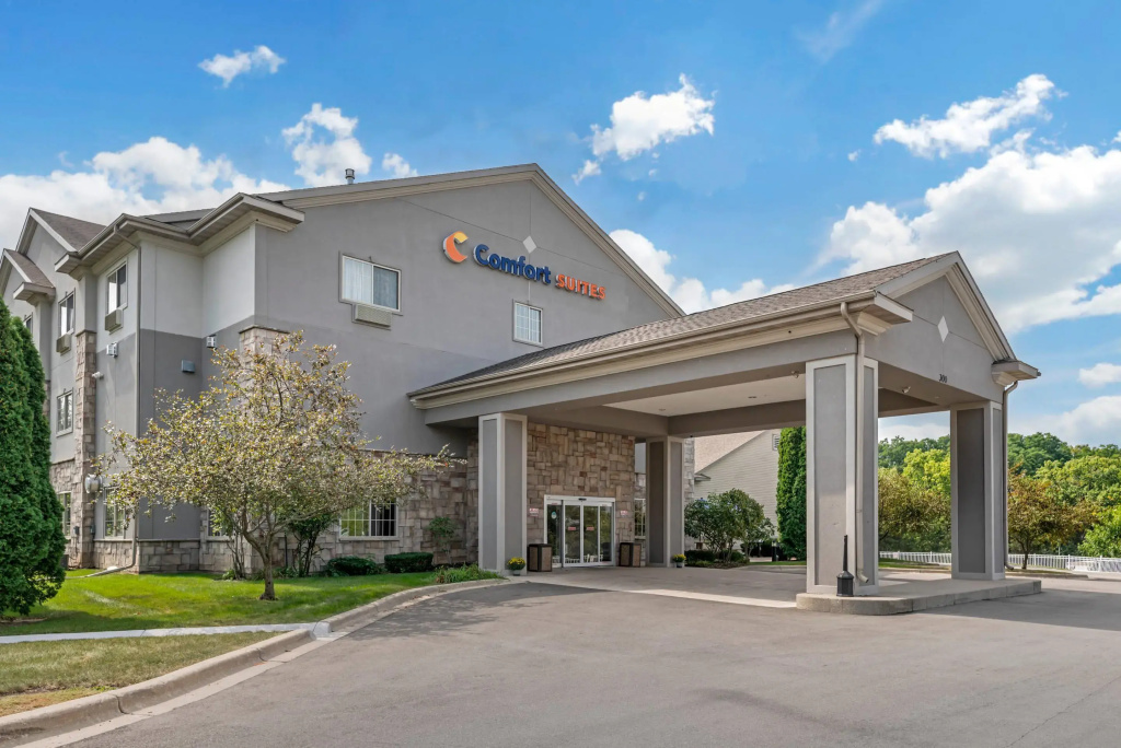 photo 1 of Comfort Suites Lake Geneva East