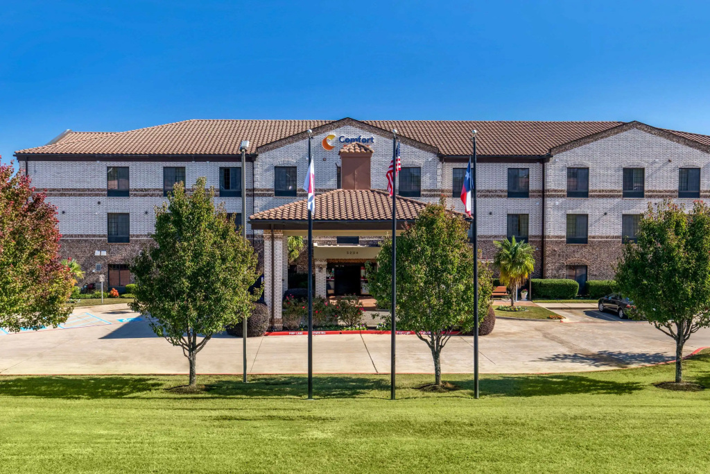 photo 1 of Comfort Suites Marshall