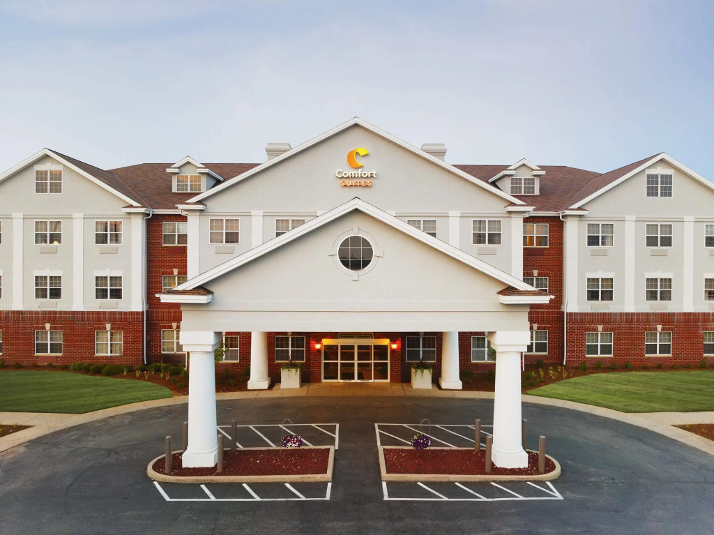 photo 1 of Comfort Suites Milwaukee Airport