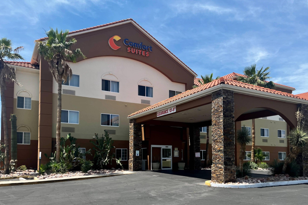 photo 1 of Comfort Suites Peoria Sports Complex