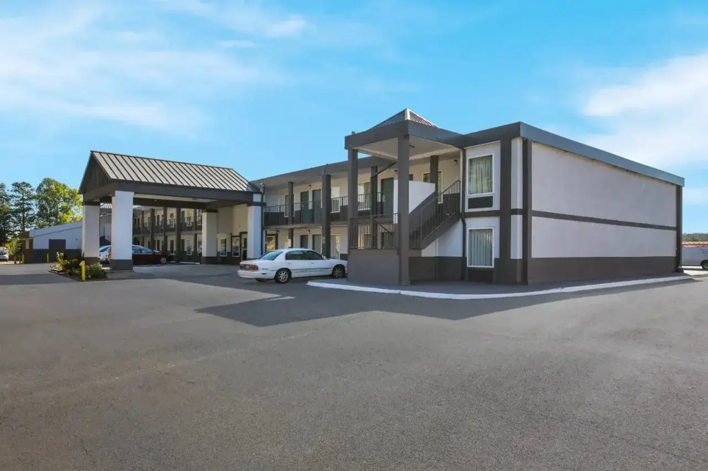 photo 1 of Rodeway Inn Commerce