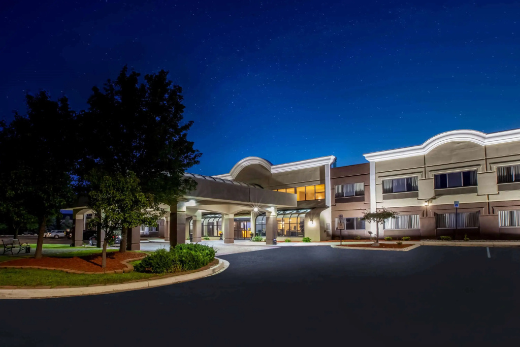 photo 1 of Days Inn & Suites by Wyndham Rochester Hills MI