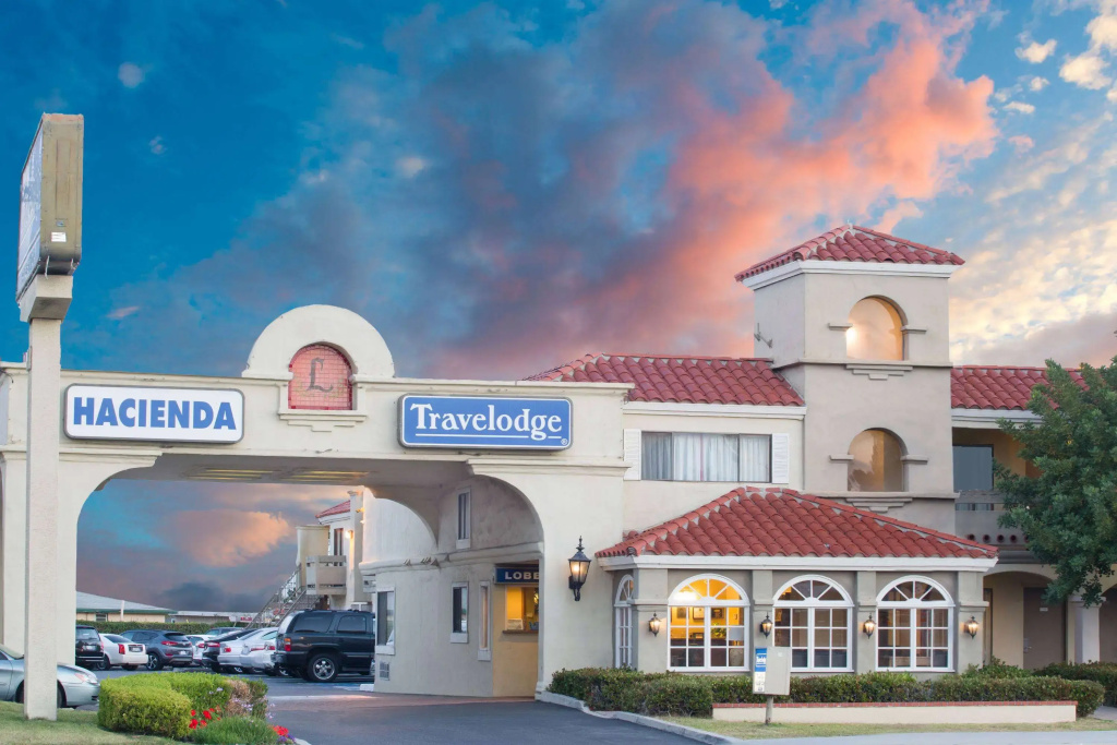 photo 1 of Travelodge by Wyndham Costa Mesa Newport Beach Hacienda