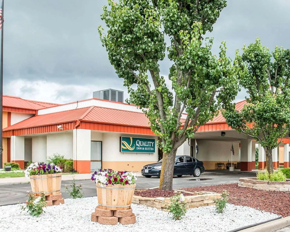 photo 1 of Quality Inn & Suites Kansas City I-435N Near Sports Complex