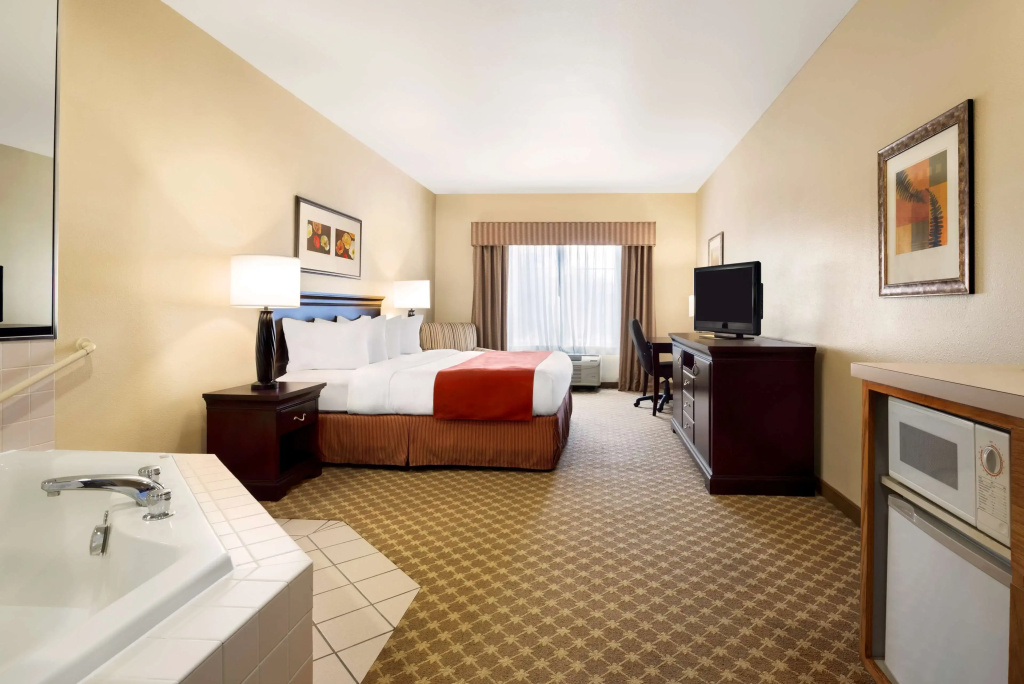 photo 1 of Country Inn & Suites by Radisson, Clinton, IA