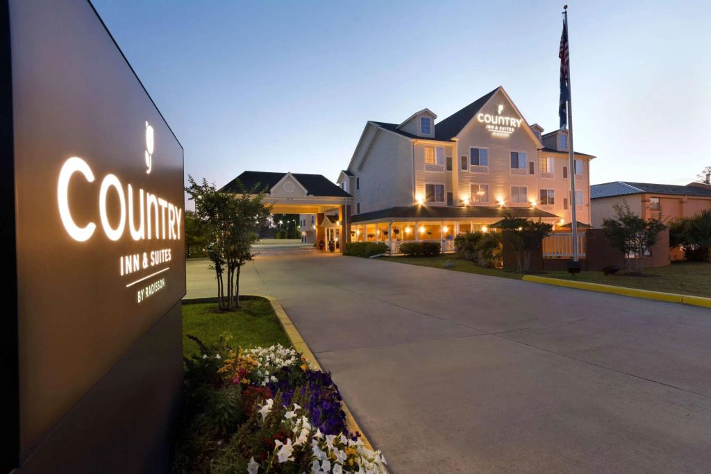 photo 1 of Country Inn & Suites by Radisson, Covington, LA