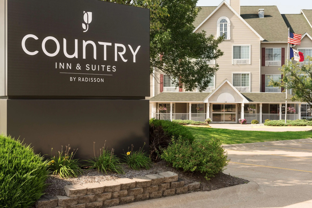 photo 1 of Country Inn & Suites by Radisson, Davenport - Quad Cities