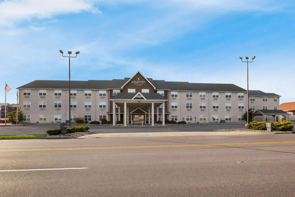 photo 1 of Country Inn & Suites by Radisson, Marion, IL