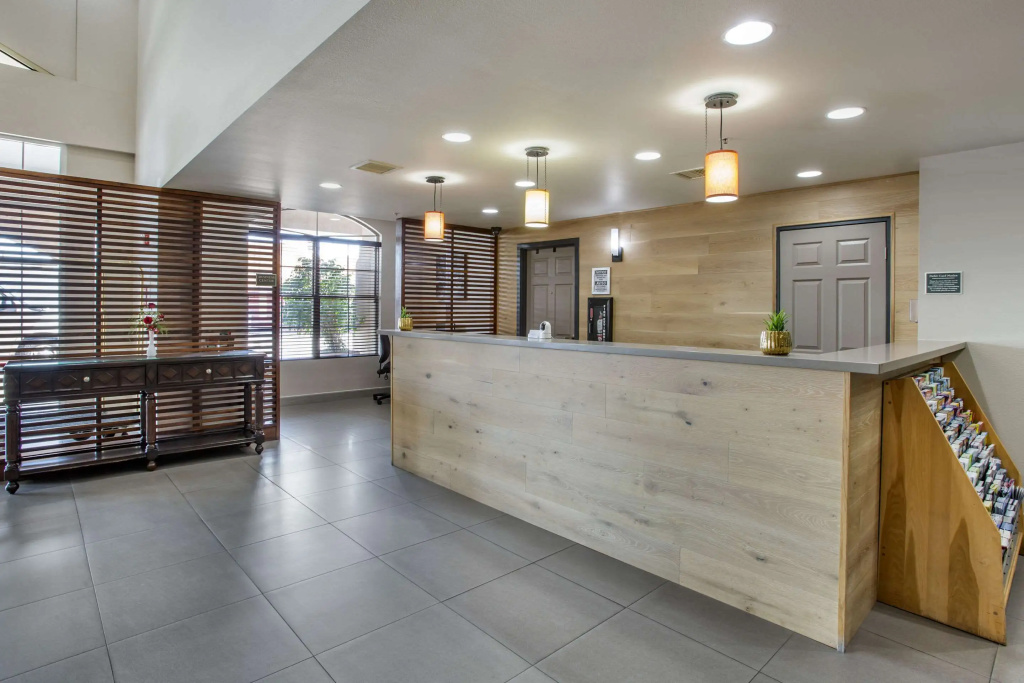 photo 1 of Country Inn & Suites by Radisson, Mesa, AZ