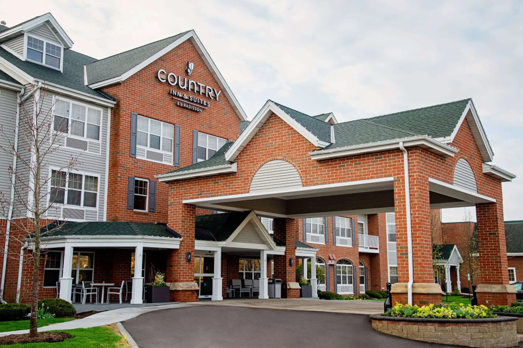 photo 1 of Country Inn & Suites by Radisson, Milwaukee West (Brookfield), WI