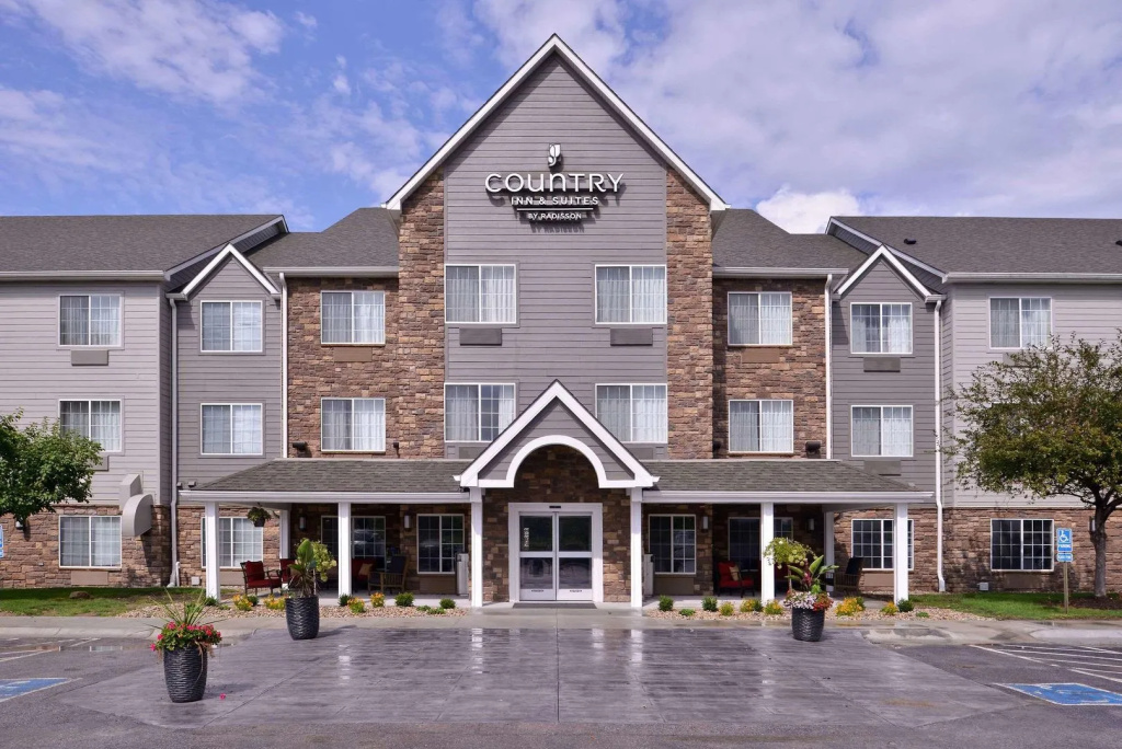 photo 1 of Country Inn & Suites by Radisson, Omaha Airport, IA