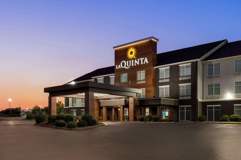 photo 1 of La Quinta Inn & Suites by Wyndham Oxford - Anniston