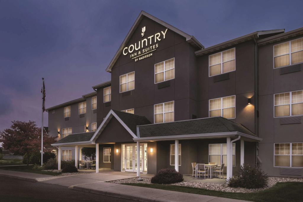 photo 1 of Country Inn & Suites by Radisson, Waterloo, IA