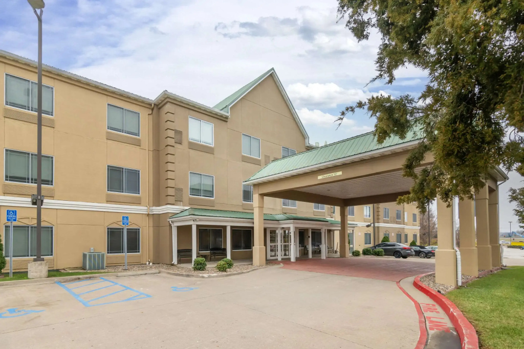 photo 1 of Country Inn & Suites by Radisson, Columbia, MO