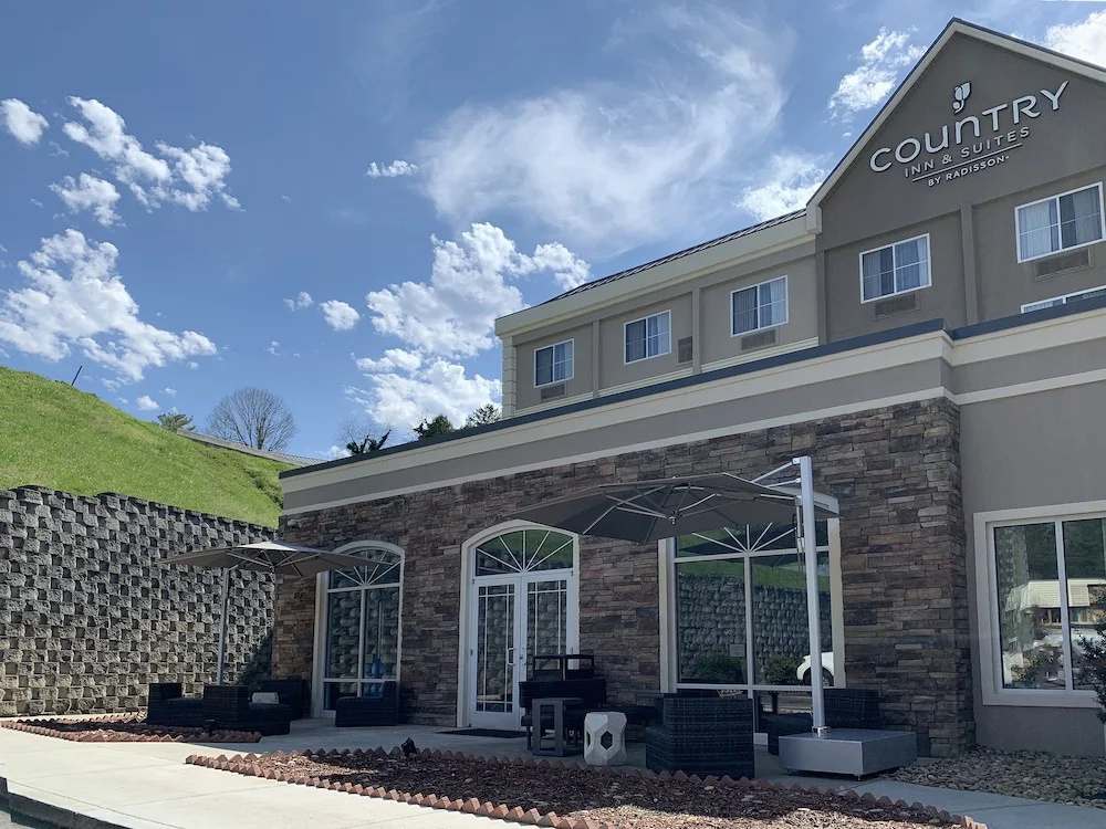 photo 1 of Country Inn & Suites by Radisson Asheville Downtown Tunnel Road