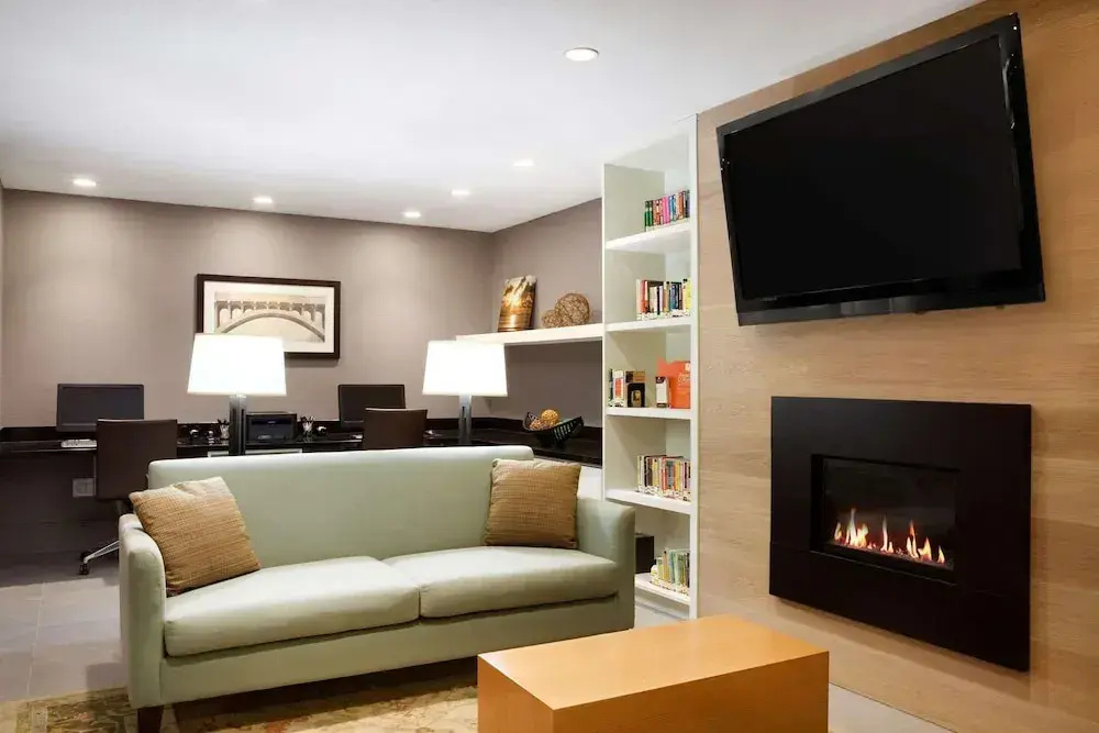 photo 1 of Country Inn & Suites by Radisson, Roseville, MN