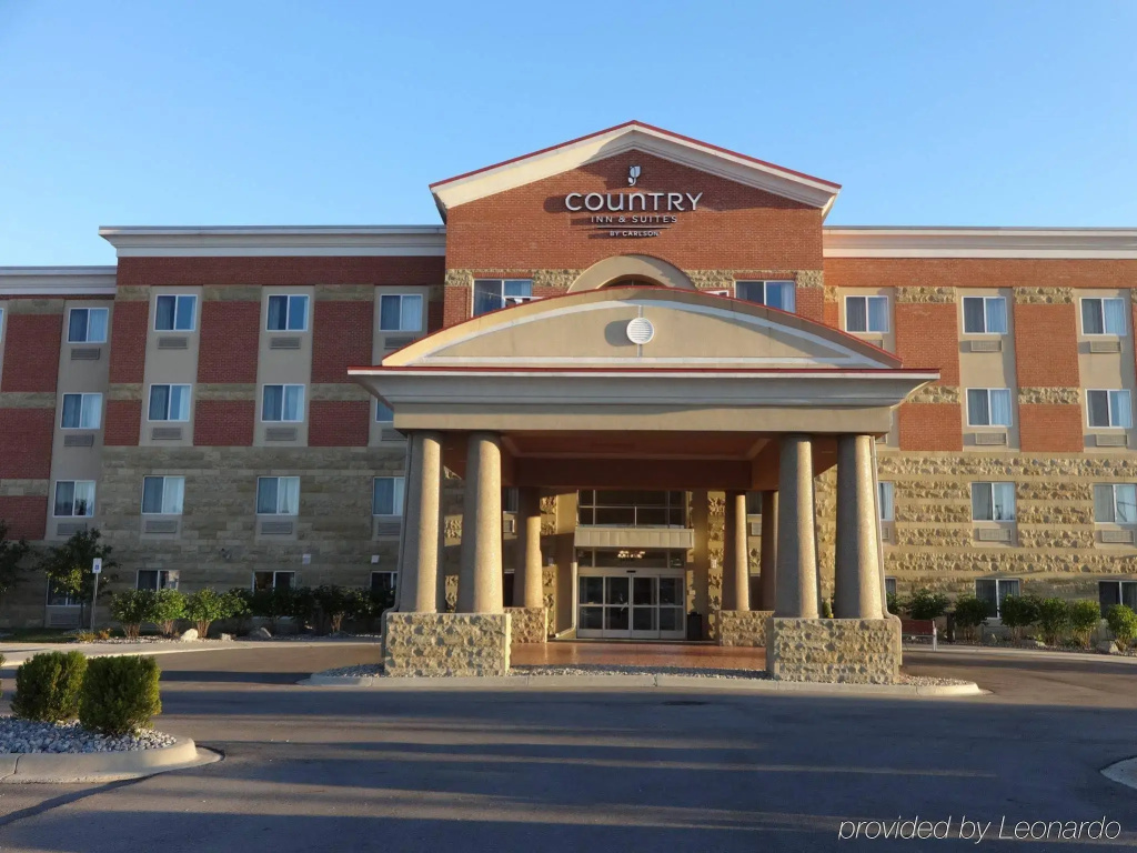 photo 1 of Country Inn & Suites by Radisson, Dearborn, MI