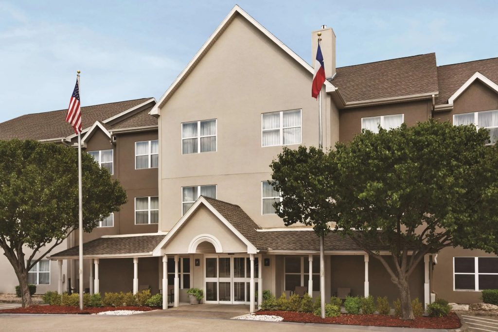 photo 1 of Country Inn & Suites by Radisson, Lewisville, TX
