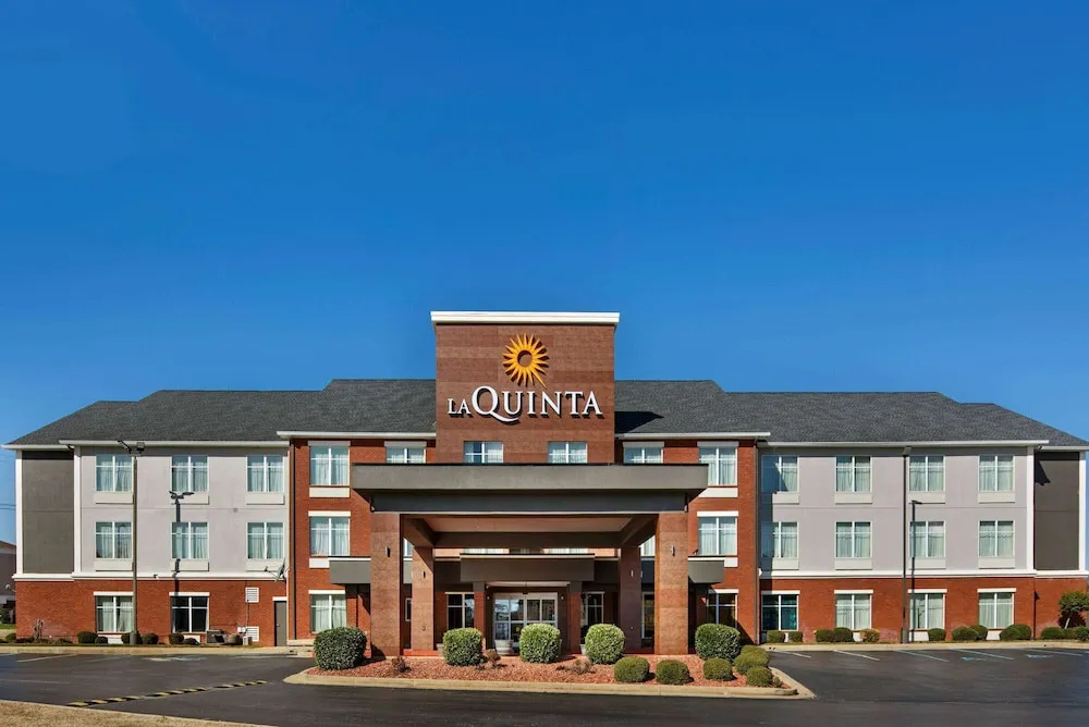 photo 1 of La Quinta Inn & Suites by Wyndham Oxford - Anniston