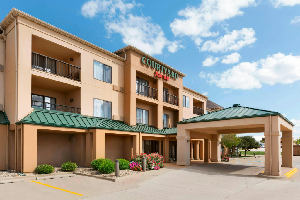 photo 1 of Courtyard Bloomington Normal