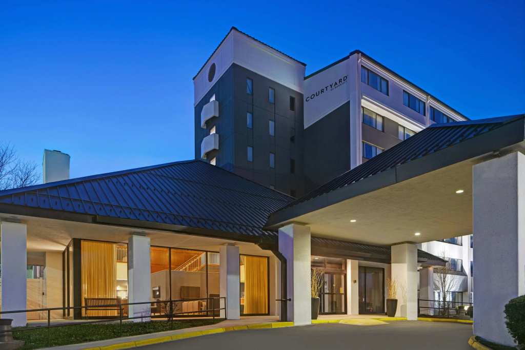 photo 1 of Courtyard Chicago Elmhurst/Oakbrook Area