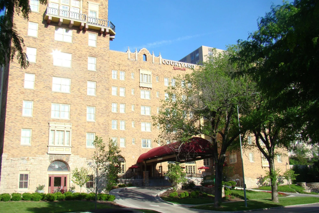 photo 1 of Courtyard Kansas City Country Club Plaza