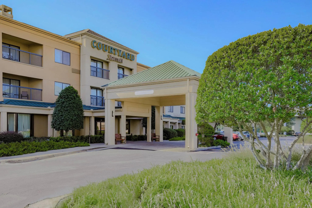 photo 1 of Courtyard by Marriott Monroe Airport