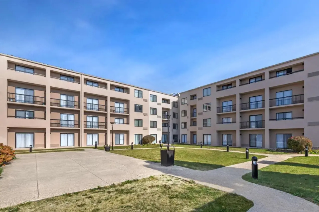 photo 1 of Comfort Inn & Suites Arlington Heights - Buffalo Grove