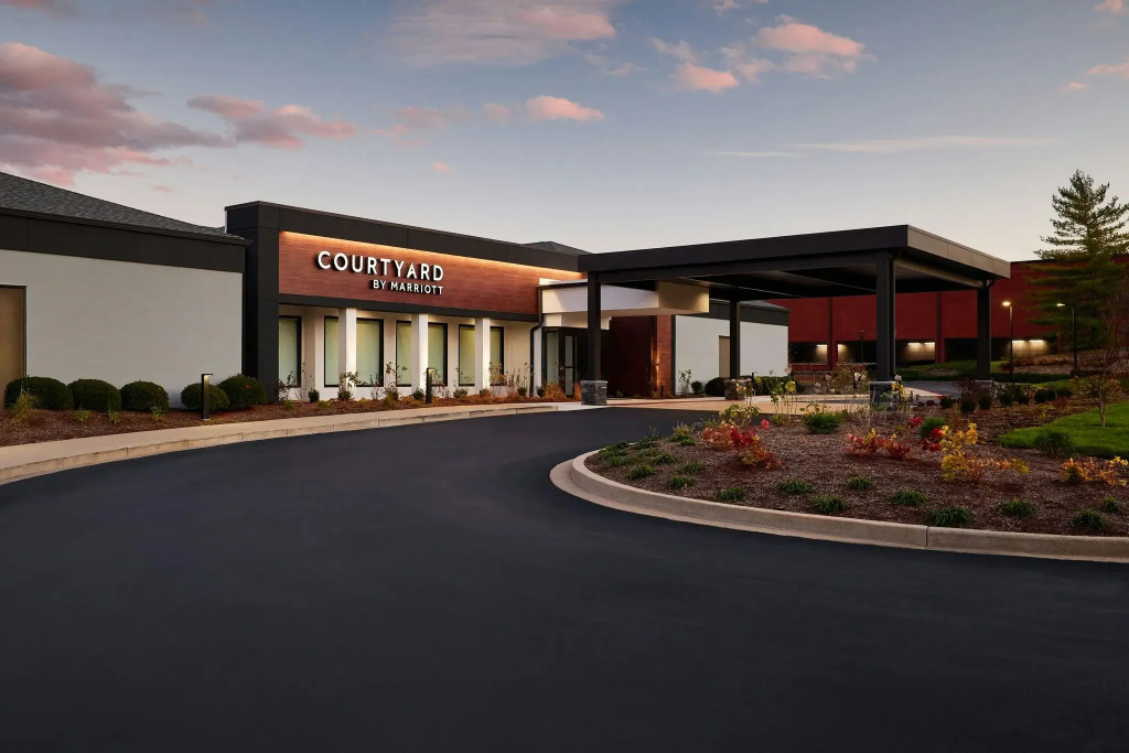 photo 1 of Courtyard by Marriott St Louis Creve Coeur