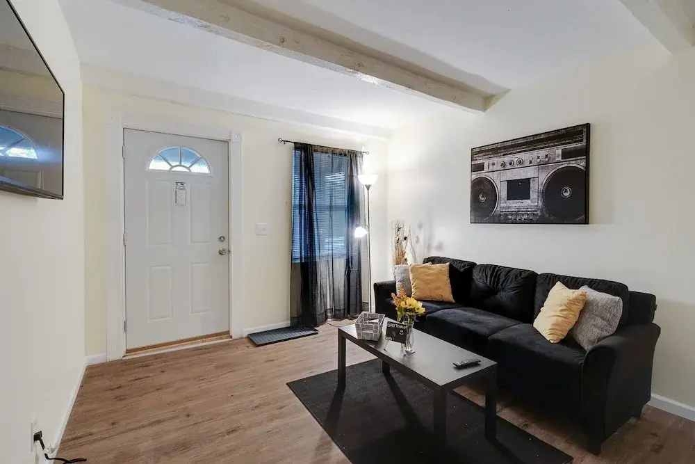 photo 1 of Cozy Apt Near Uc, Hospital And Zoo! Amazing Location! 1 Bedroom Apts by Redawning