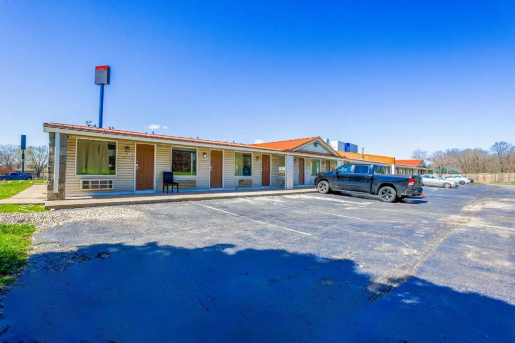 photo 1 of Cozy Garden Inn By OYO Hwy 40 Richmond