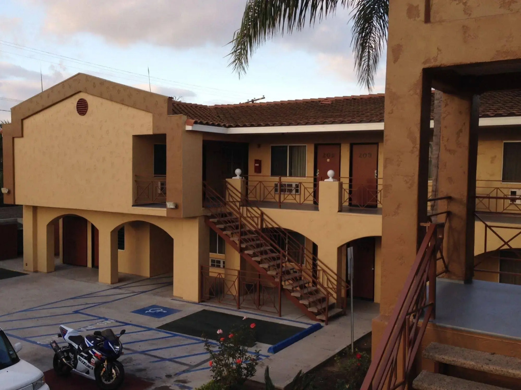 photo 1 of Crescent Inn
