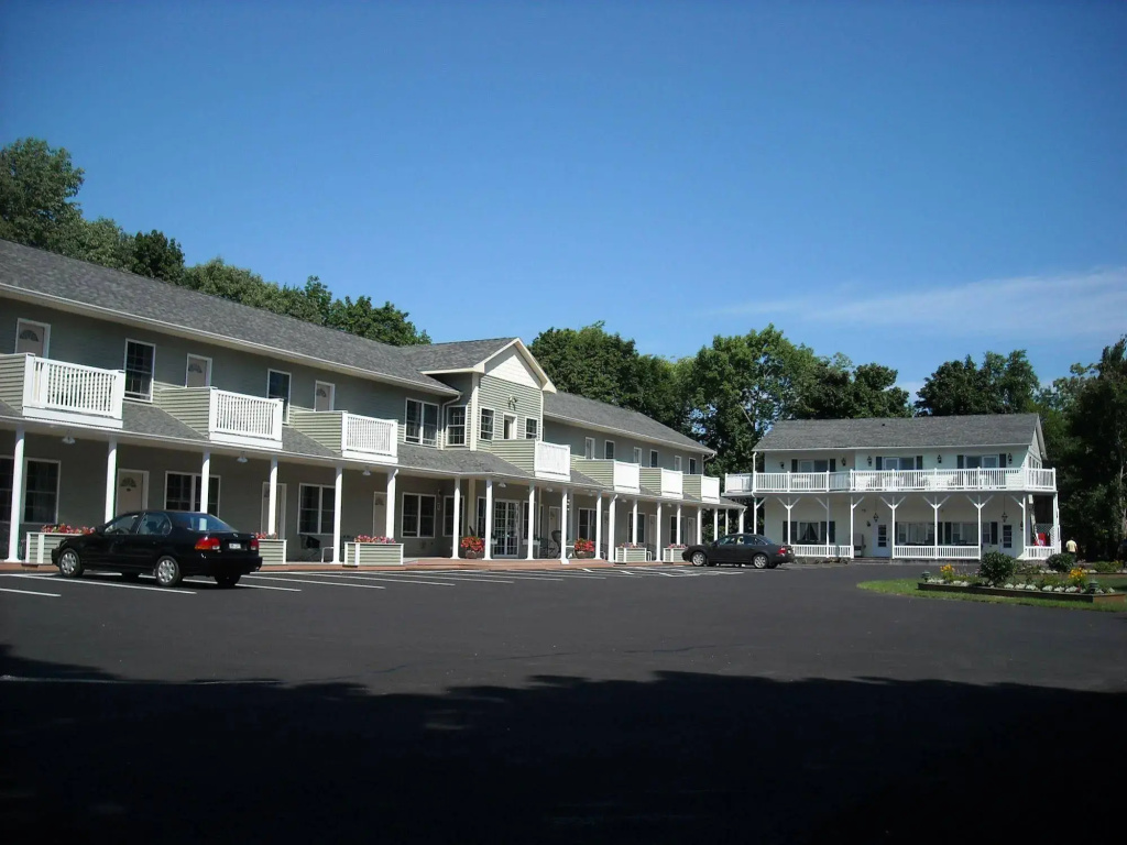 photo 1 of Cromwell Harbor Motel