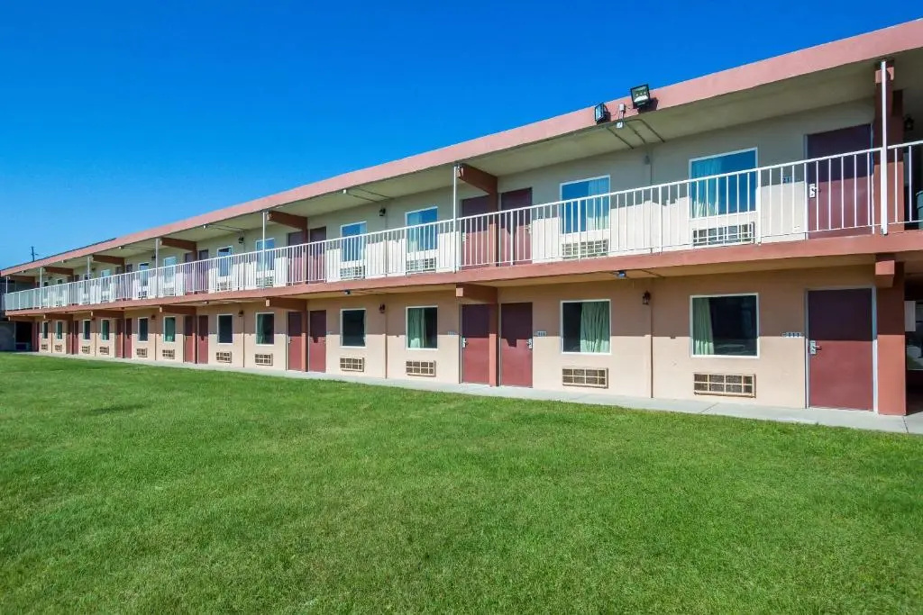 photo 1 of Signature Inn Danville