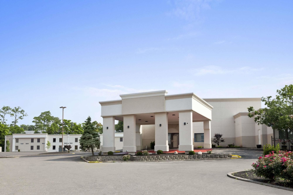 photo 1 of Quality Inn & Suites Cincinnati Uptown Norwood