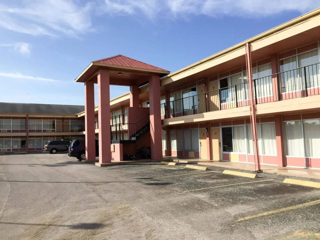 photo 1 of Motel 6 Englewood