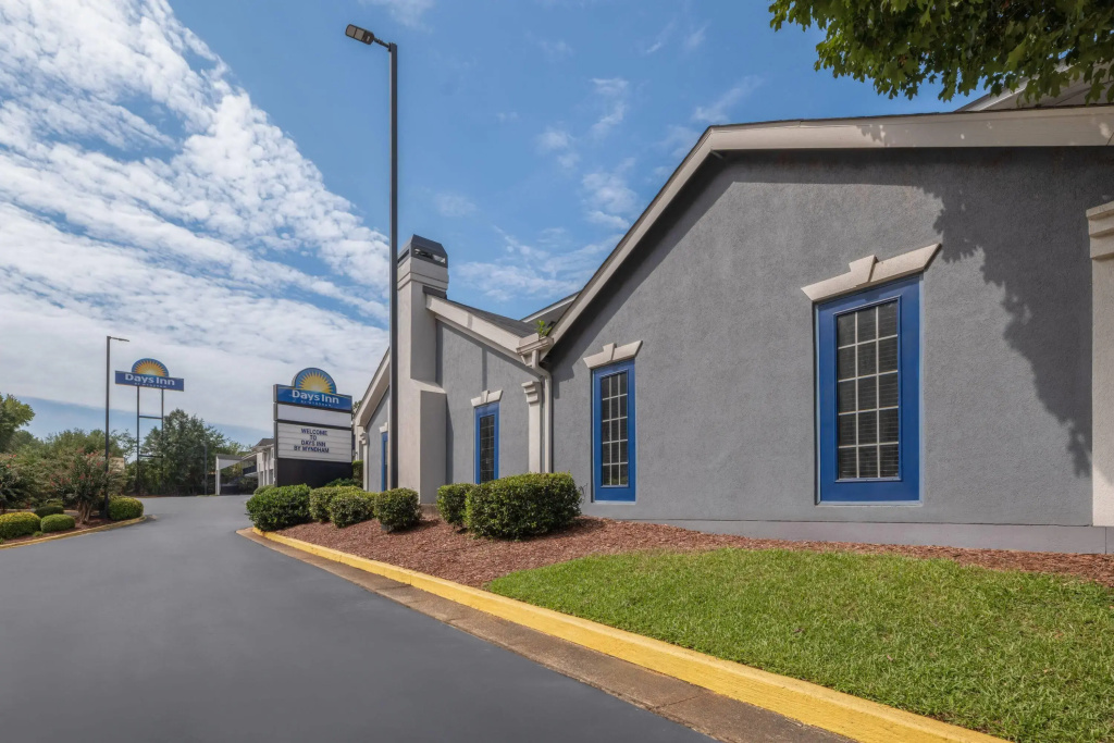 photo 1 of Days Inn by Wyndham College Park Airport Best Road