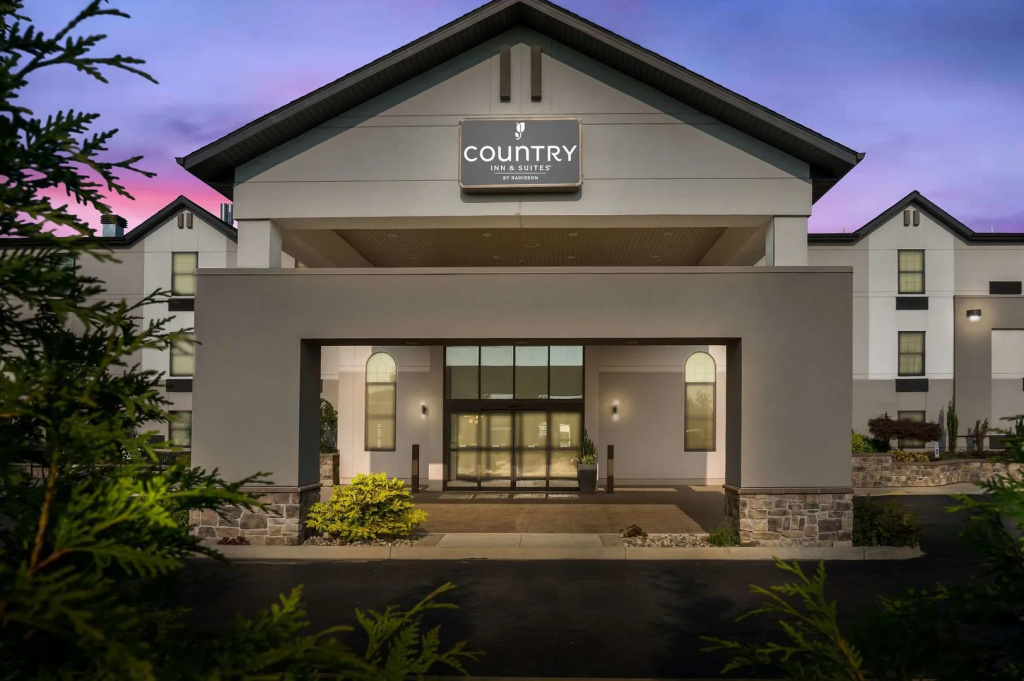 photo 1 of Country Inn & Suites by Radisson, Grandville-Grand Rapids West, MI
