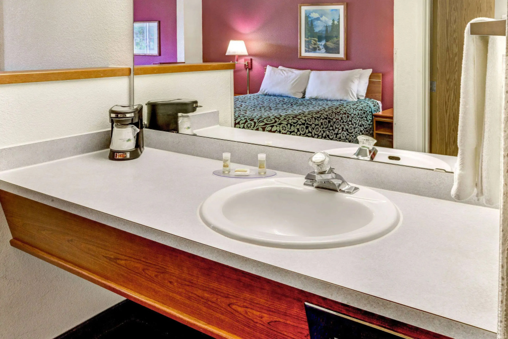 photo 1 of Days Inn & Suites by Wyndham Gresham