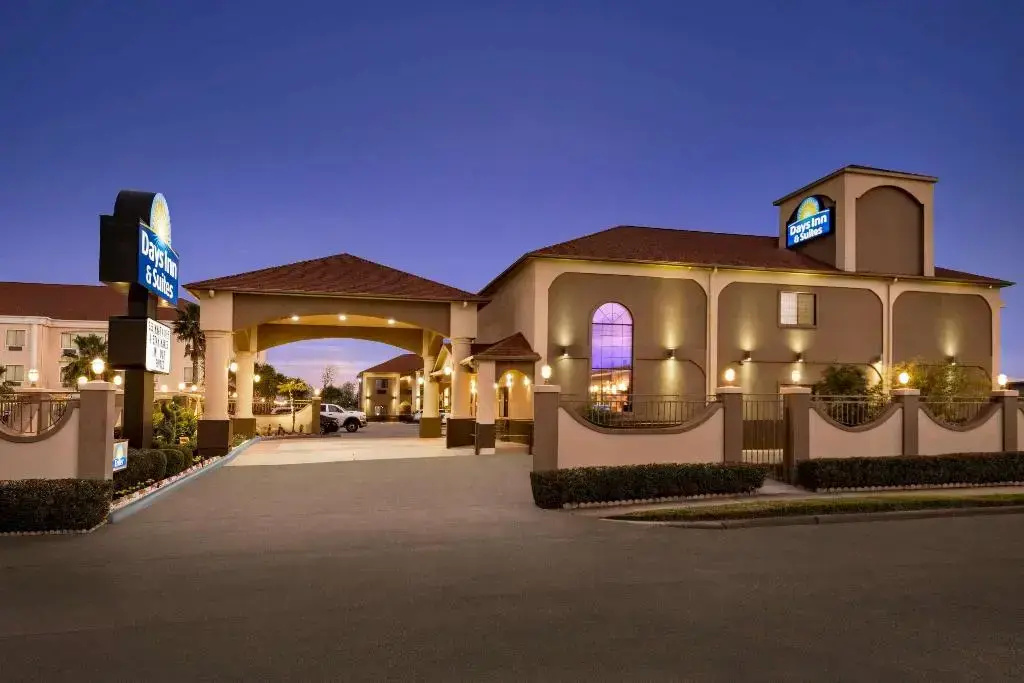 photo 1 of DAYS INN &amp; SUITES BY WYNDHAM HOUSTON HOBBY AIRPORT