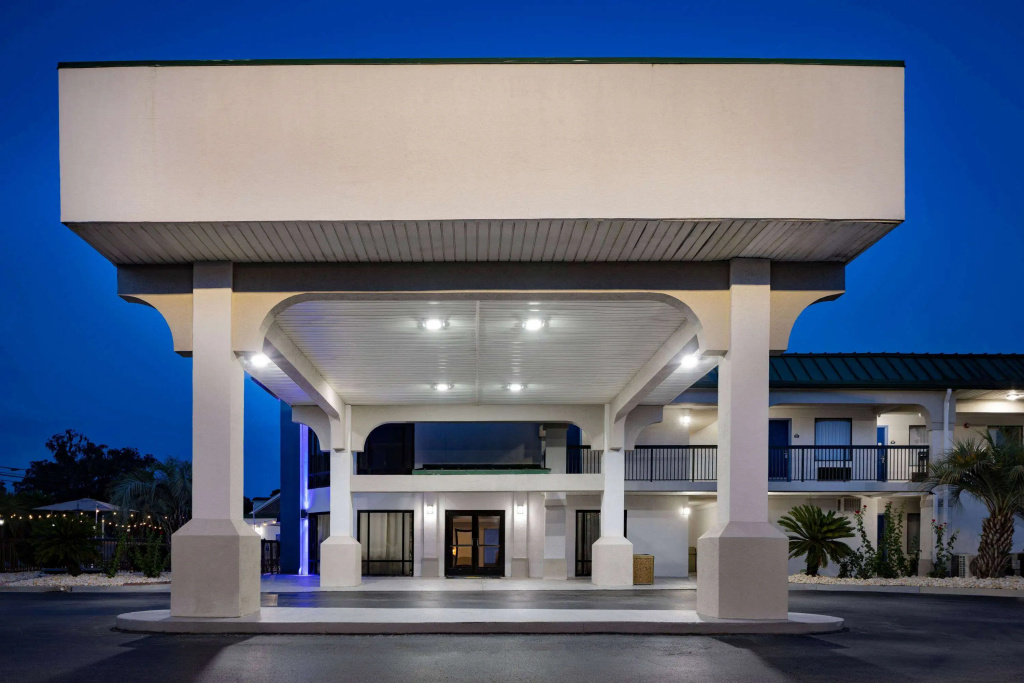 photo 1 of Days Inn & Suites by Wyndham Savannah Midtown