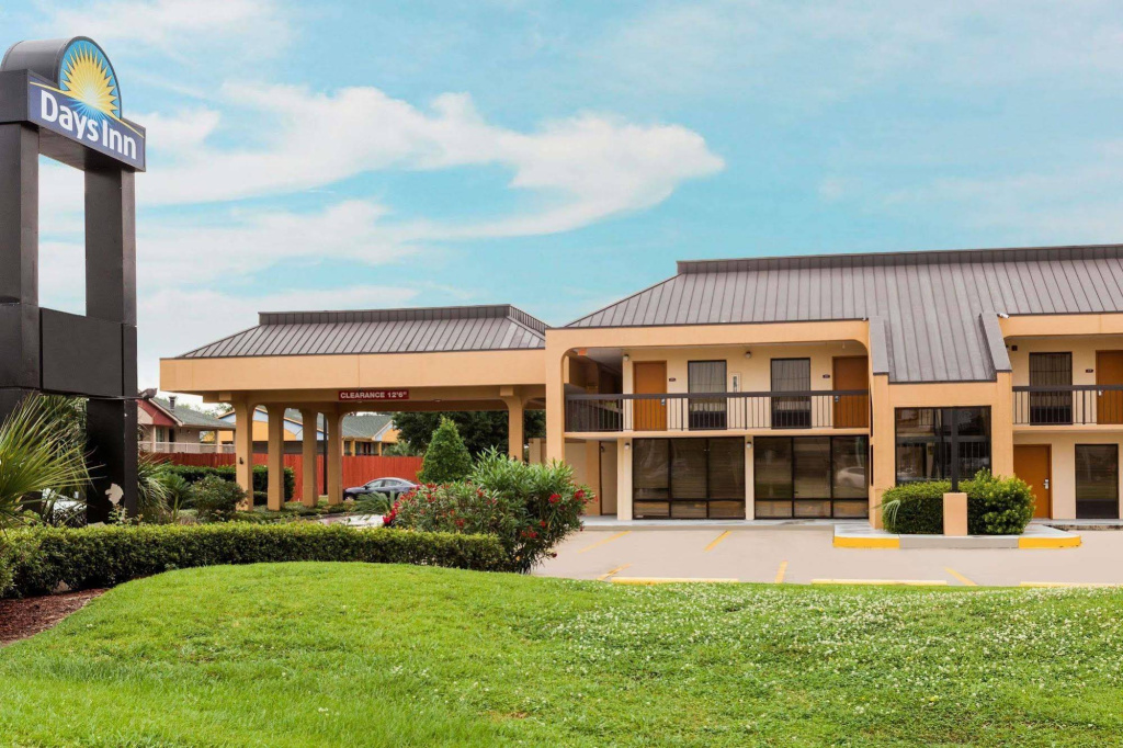 photo 1 of Motel 6 Baton Rouge, LA - East - I-12