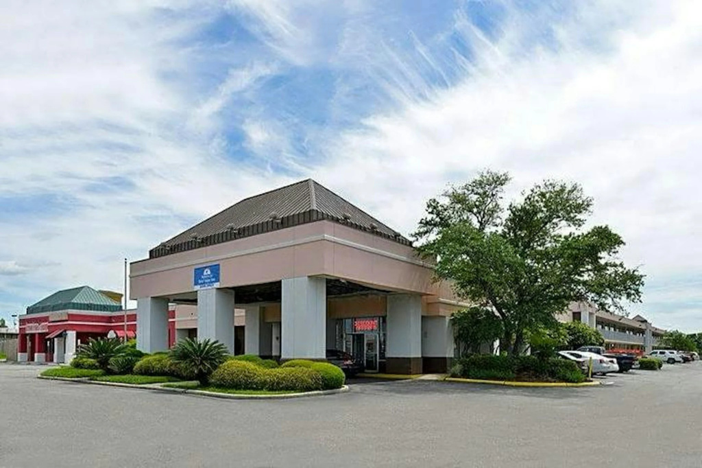 photo 1 of Econo Lodge Baton Rouge
