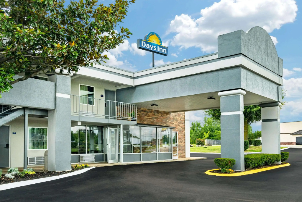 photo 1 of Days Inn by Wyndham Clarksville TN