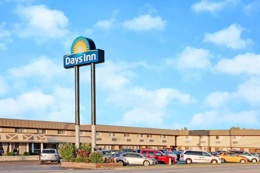 photo 1 of Days Inn by Wyndham Elk Grove Village O'Hare Airport West