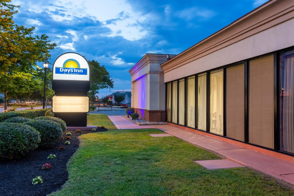 photo 1 of Red Roof Inn Hampton Coliseum