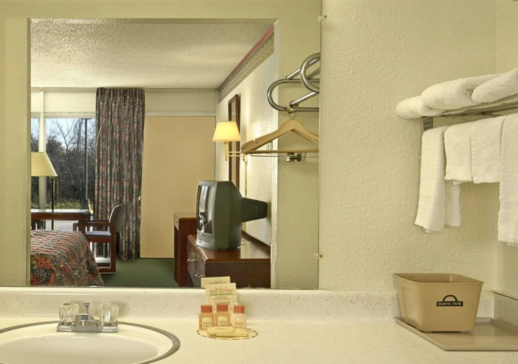 photo 1 of Budget Host Inn