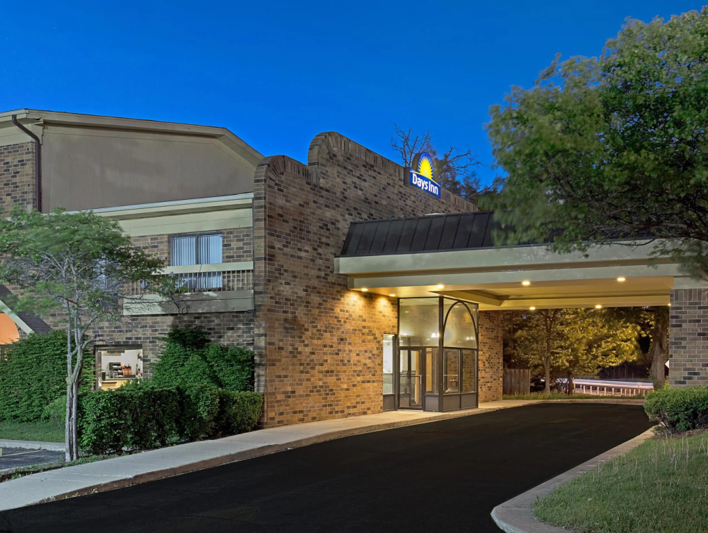 photo 1 of Motel 6 Libertyville, IL