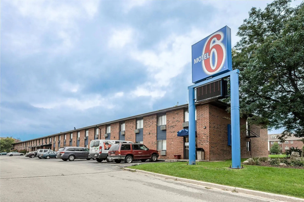 photo 1 of Motel 6 Oak Creek, WI