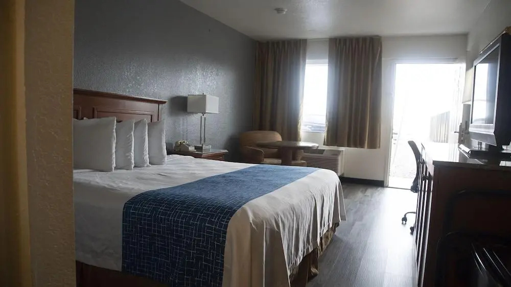 photo 1 of Rodeway Inn Phoenix North I-17